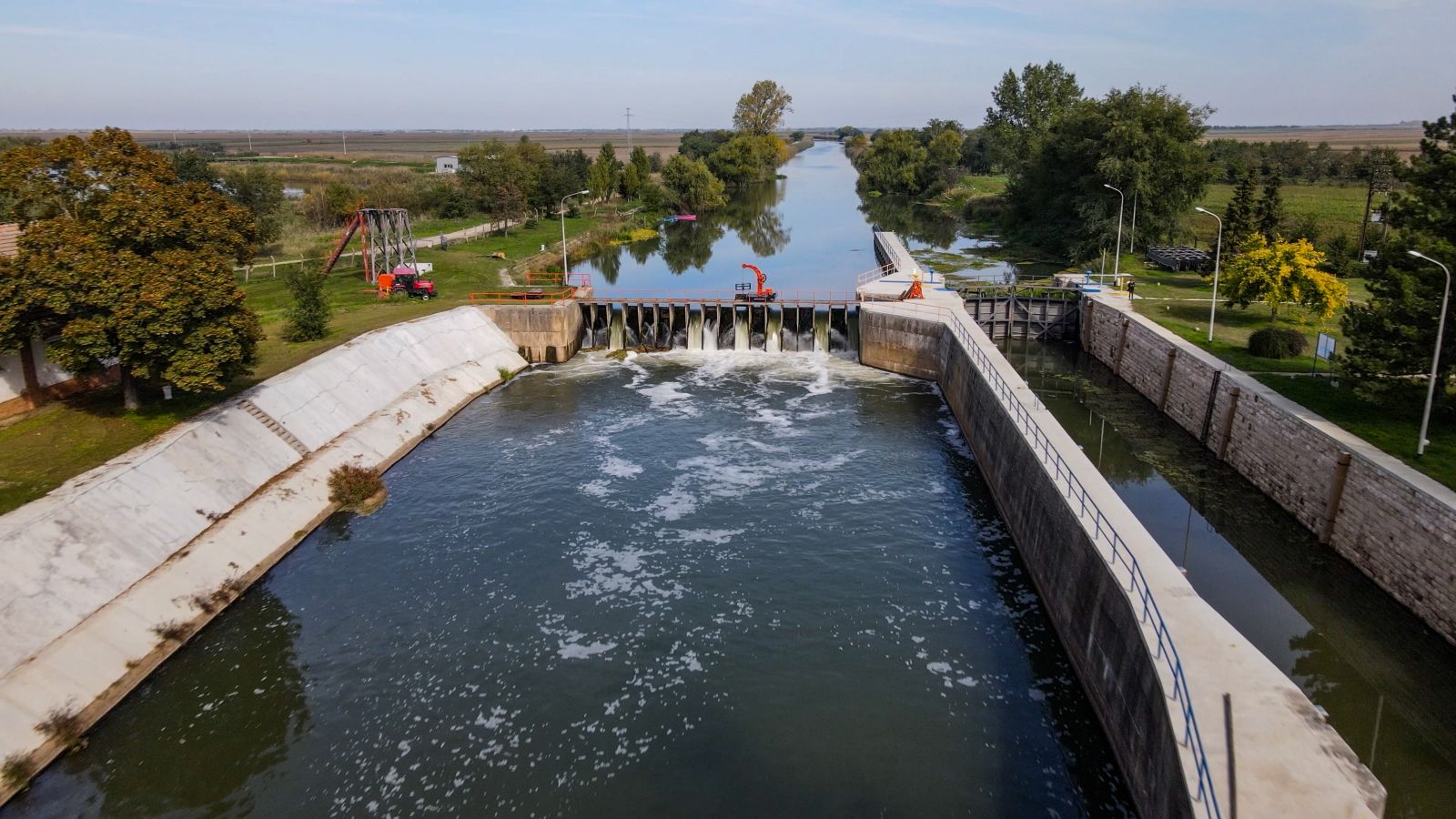 U okviru projekta „Obnova navigacione infrastrukture na kanalu Begej“, sprovedenom u okviru Interreg IPA programa prekogranične saradnje Rumunija-Srbija. obezbeđena su sredstva za obnovu prevodnica u Kleku i Srpskom Itebeju, kao i za izgradnju pristana u Zrenjaninu