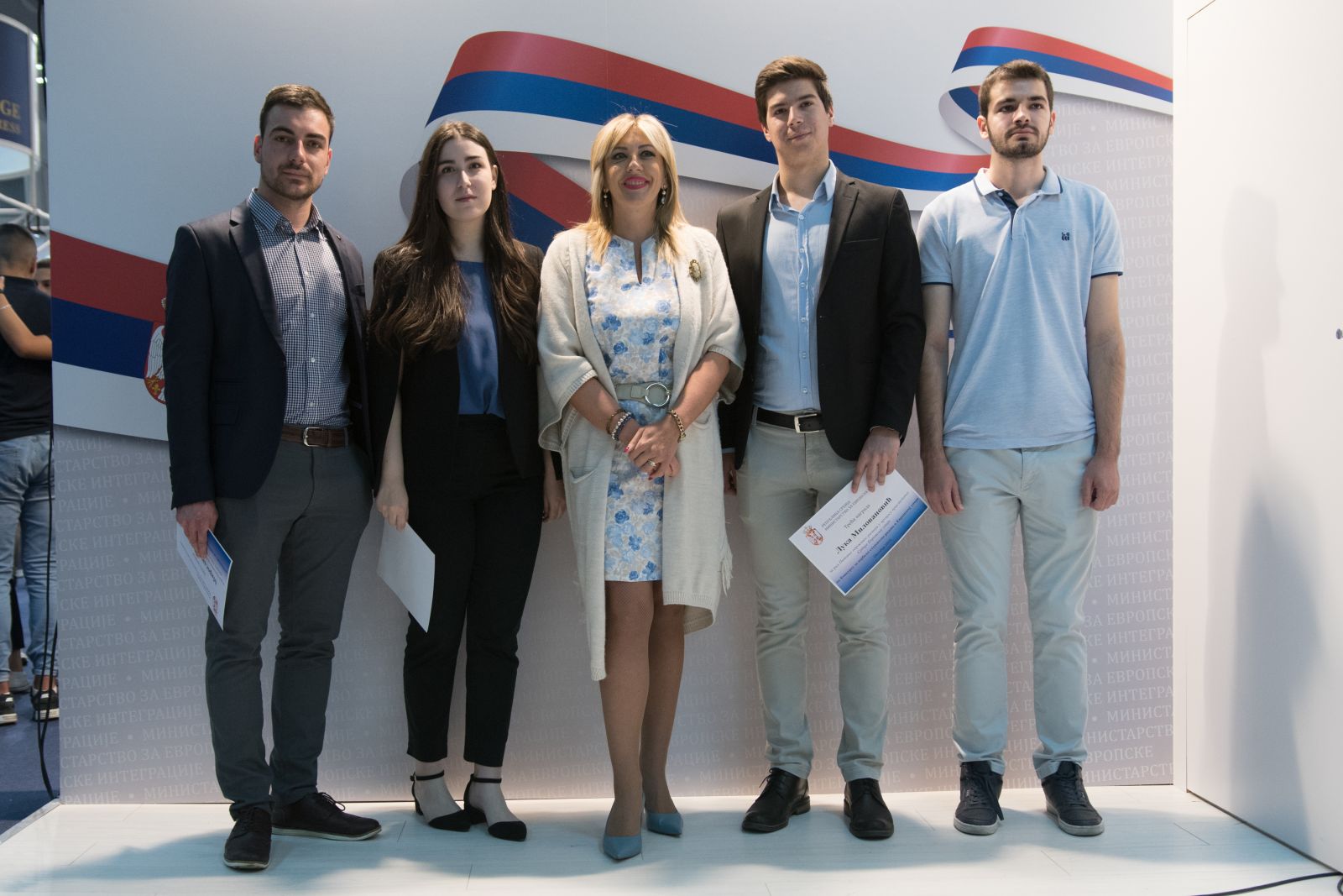 J. Joksimović awarded certificates to students for their papers in the field of European integration process