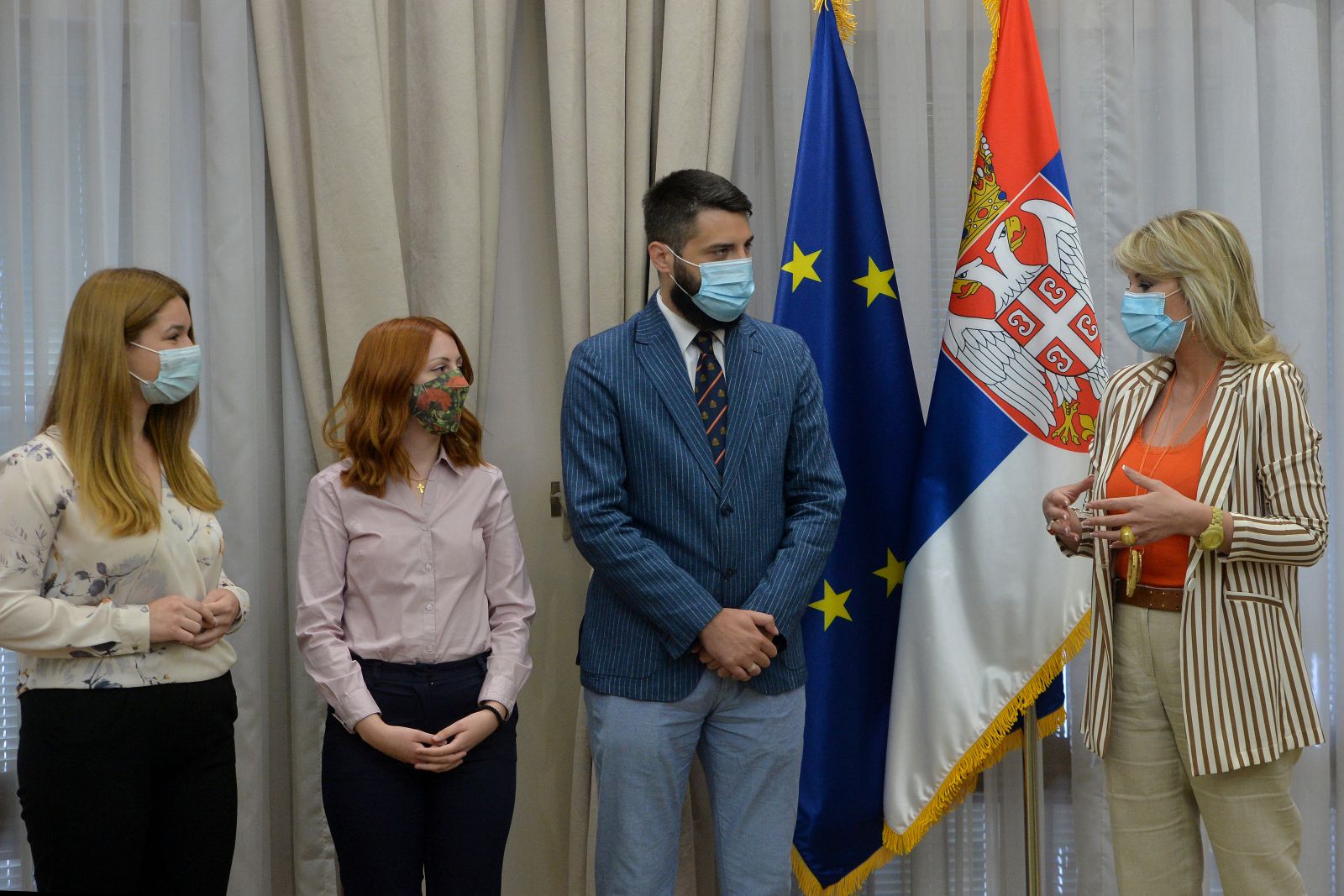 J. Joksimović awards certificates to students for best papers