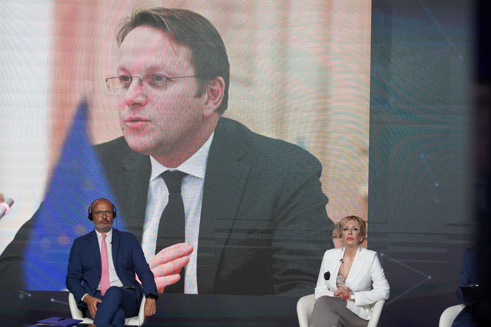 Várhelyi: Serbia will open two clusters this year