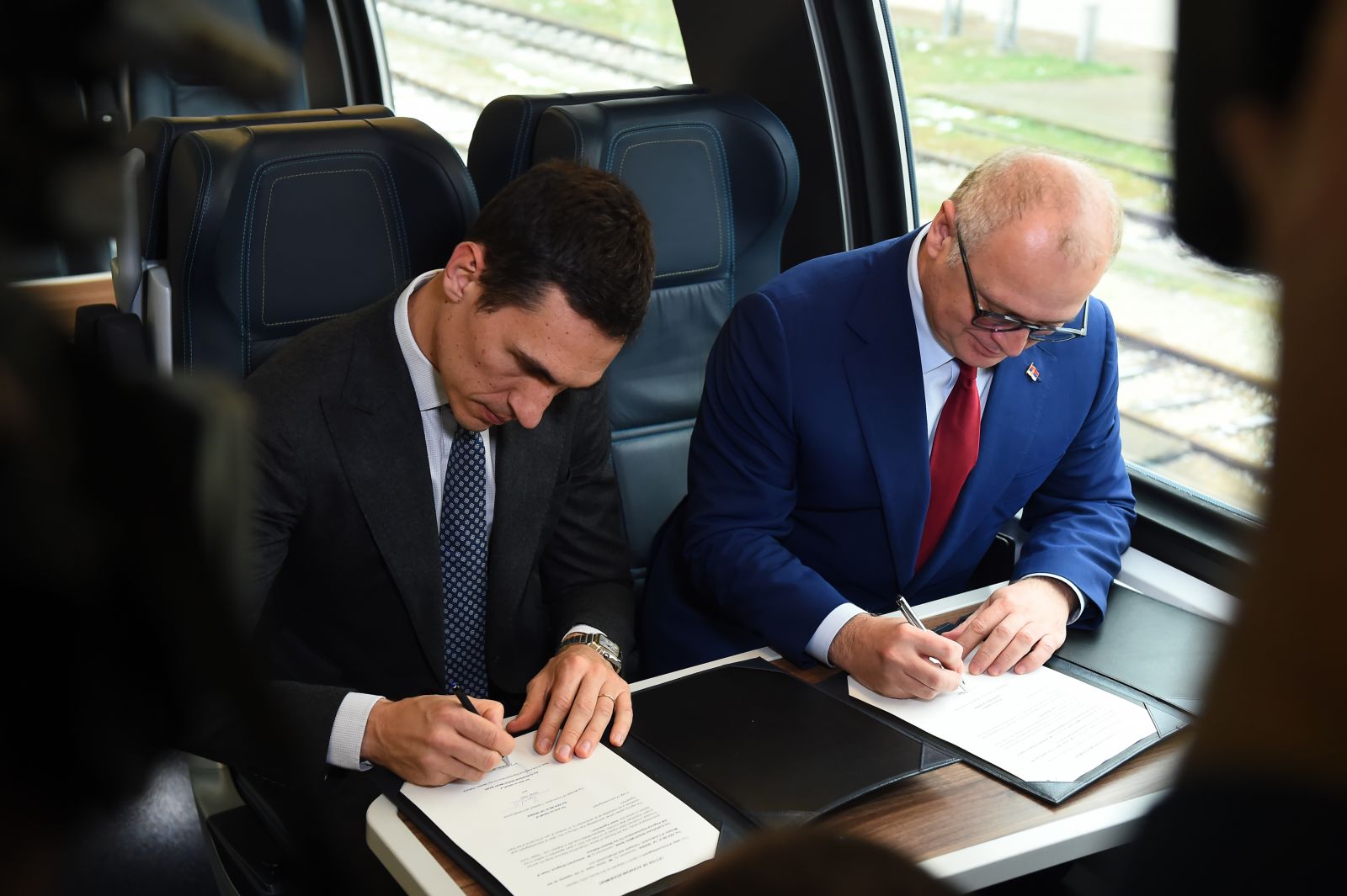 The EU grant for the high-speed railway Belgrade – Niš of EUR 600 million was signed in the presence of Vučić and Várhelyi The EU grant for the high-speed railway Belgrade – Niš of EUR 600 million was signed in the presence of Vučić and Várhelyi